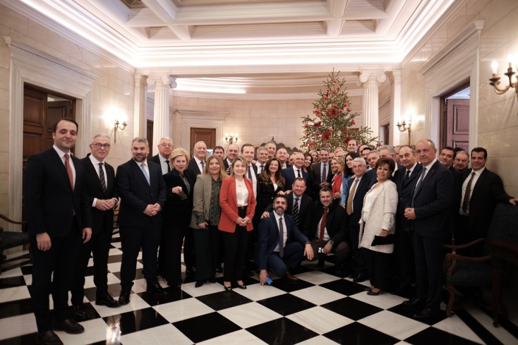 Χαμόγελα, δώρα και πηγαδάκια στη συνάντηση βουλευτών της ΝΔ με τον Κ. Μητσοτάκη στο Μαξίμου