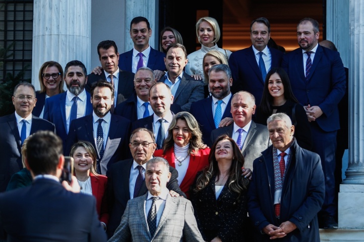 Χαμόγελα, δώρα και πηγαδάκια στη συνάντηση βουλευτών της ΝΔ με τον Κ. Μητσοτάκη στο Μαξίμου