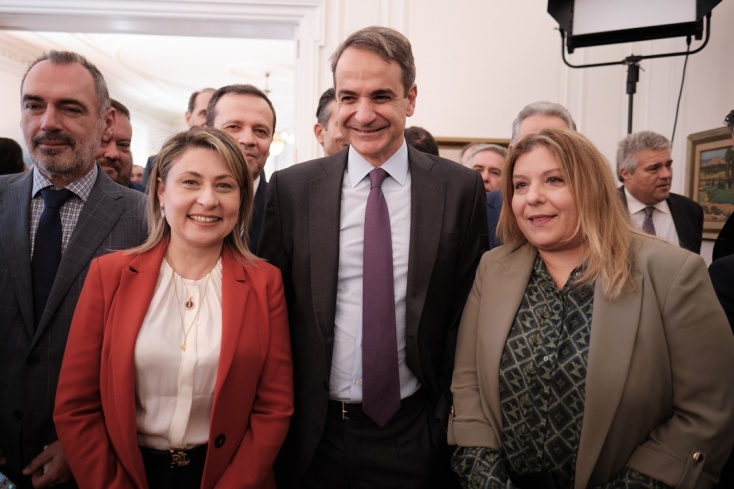 Χαμόγελα, δώρα και πηγαδάκια στη συνάντηση βουλευτών της ΝΔ με τον Κ. Μητσοτάκη στο Μαξίμου