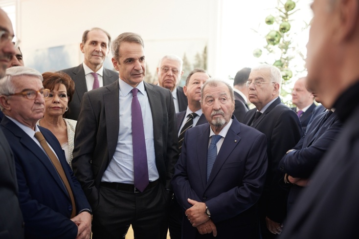 Χαμόγελα, δώρα και πηγαδάκια στη συνάντηση βουλευτών της ΝΔ με τον Κ. Μητσοτάκη στο Μαξίμου