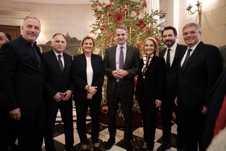 Χαμόγελα, δώρα και πηγαδάκια στη συνάντηση βουλευτών της ΝΔ με τον Κ. Μητσοτάκη στο Μαξίμου