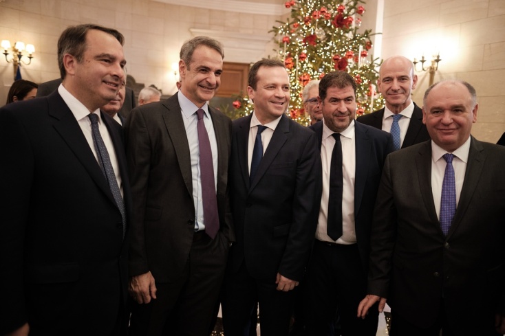 Χαμόγελα, δώρα και πηγαδάκια στη συνάντηση βουλευτών της ΝΔ με τον Κ. Μητσοτάκη στο Μαξίμου