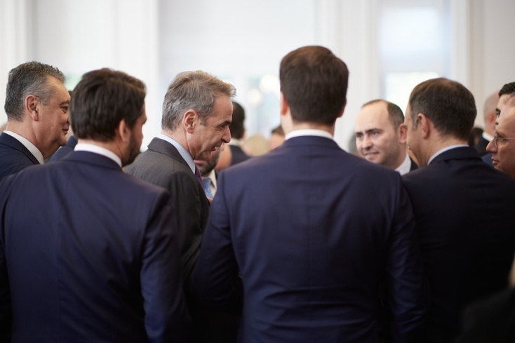 Χαμόγελα, δώρα και πηγαδάκια στη συνάντηση βουλευτών της ΝΔ με τον Κ. Μητσοτάκη στο Μαξίμου