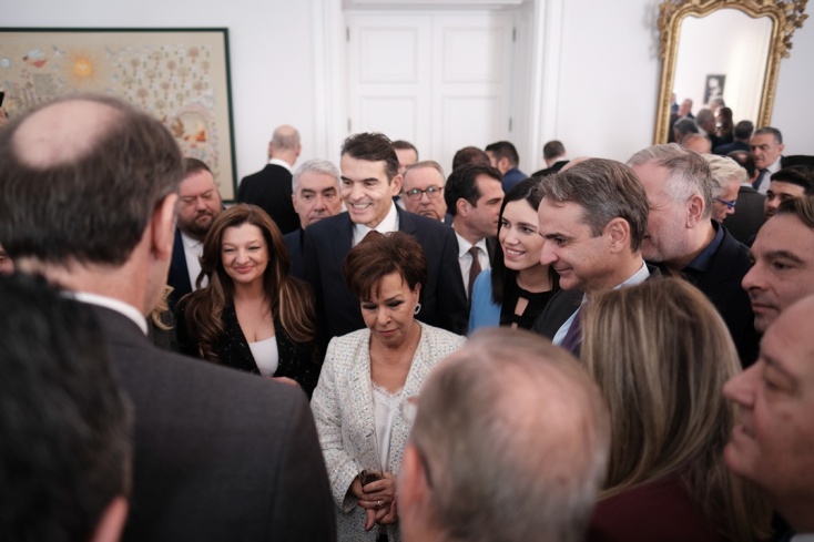 Χαμόγελα, δώρα και πηγαδάκια στη συνάντηση βουλευτών της ΝΔ με τον Κ. Μητσοτάκη στο Μαξίμου