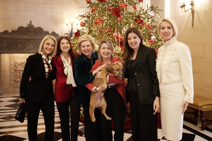 Χαμόγελα, δώρα και πηγαδάκια στη συνάντηση βουλευτών της ΝΔ με τον Κ. Μητσοτάκη στο Μαξίμου