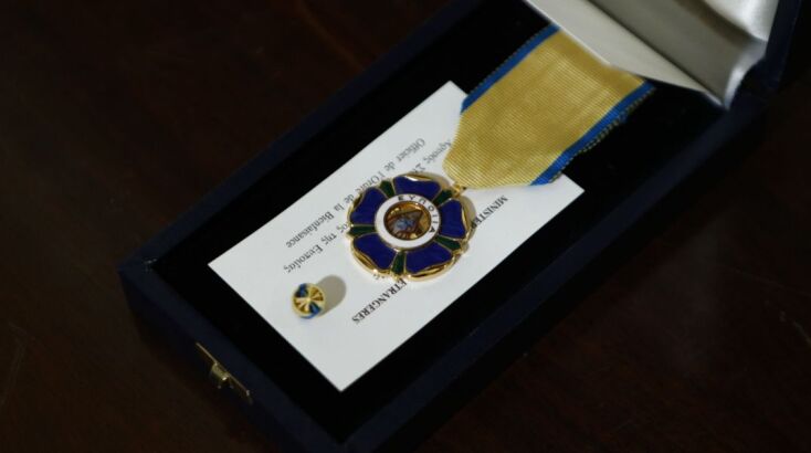 Σε ειδική τελετή στο Προεδρικό Μέγαρο, η Πρόεδρος της Δημοκρατίας Κατερίνα Σακελλαροπούλου απένειμε σήμερα τα παράσημα, του Χρυσού Σταυρού του Τάγματος του Φοίνικος