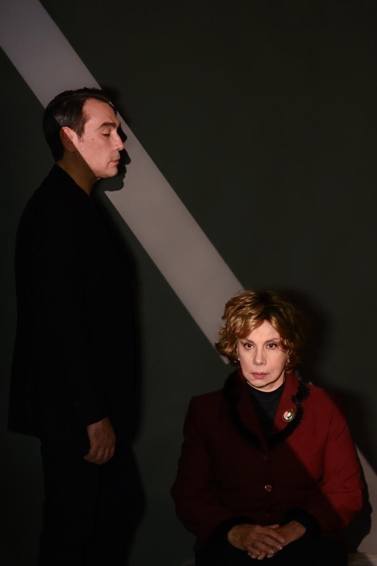 Η Άννα Αδριανού υποδύεται τη θρυλική Λένι Ρίφενσταλ, τη σκηνοθέτιδα της ναζιστικής προπαγάνδας