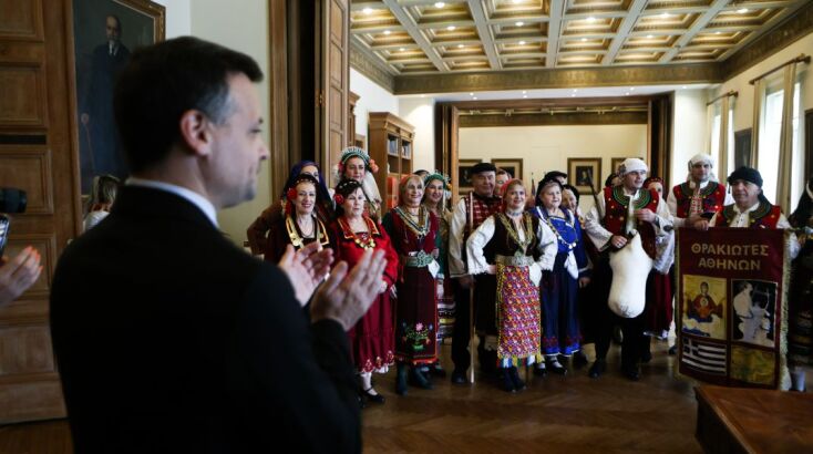 Ο Δήμαρχος Αθηναίων συνομίλησε με τους πολίτες που είπαν τα κάλαντα