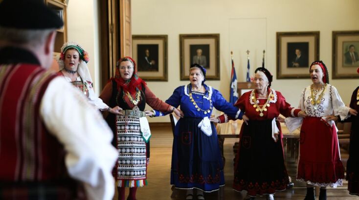 Ο Δήμαρχος Αθηναίων συνομίλησε με τους πολίτες που είπαν τα κάλαντα