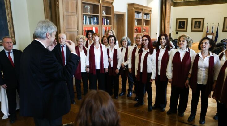 Ο Δήμαρχος Αθηναίων συνομίλησε με τους πολίτες που είπαν τα κάλαντα