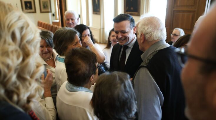 Ο Δήμαρχος Αθηναίων συνομίλησε με τους πολίτες που είπαν τα κάλαντα