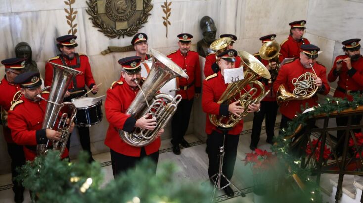 Ο Δήμαρχος Αθηναίων συνομίλησε με τους πολίτες που είπαν τα κάλαντα