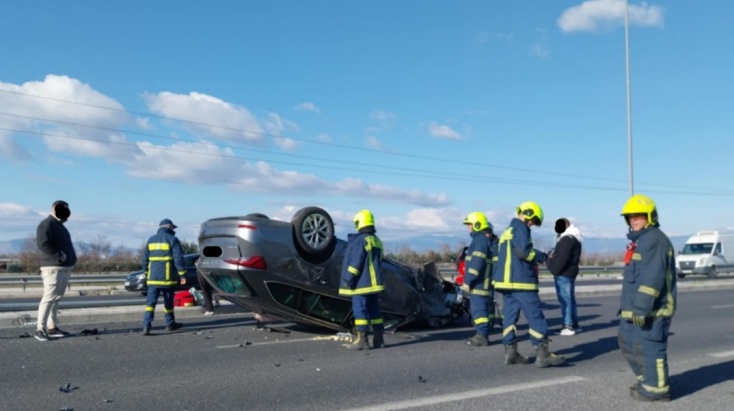 Σοβαρό τροχαίο στη Λάρισα: «Τούμπαρε» αυτοκίνητο - 4 άτομα στο νοσοκομείο 
