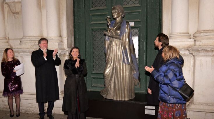 Το γλυπτό απεικονίζει την Κάλλας σαν μια σύγχρονη Καρυάτιδα, εμπνευσμένη από τα κλεμμένα γλυπτά του Παρθενώνα 