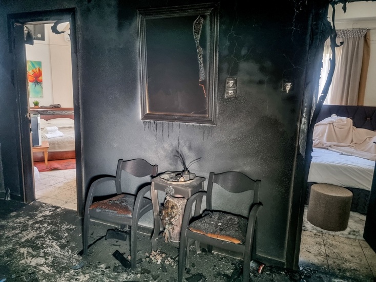 Στάχτη και αποκαΐδια: Εικόνες από το εσωτερικό του ξενοδοχείου στην Καλαμπάκα