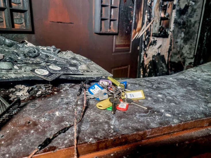 Στάχτη και αποκαΐδια: Εικόνες από το εσωτερικό του ξενοδοχείου στην Καλαμπάκα