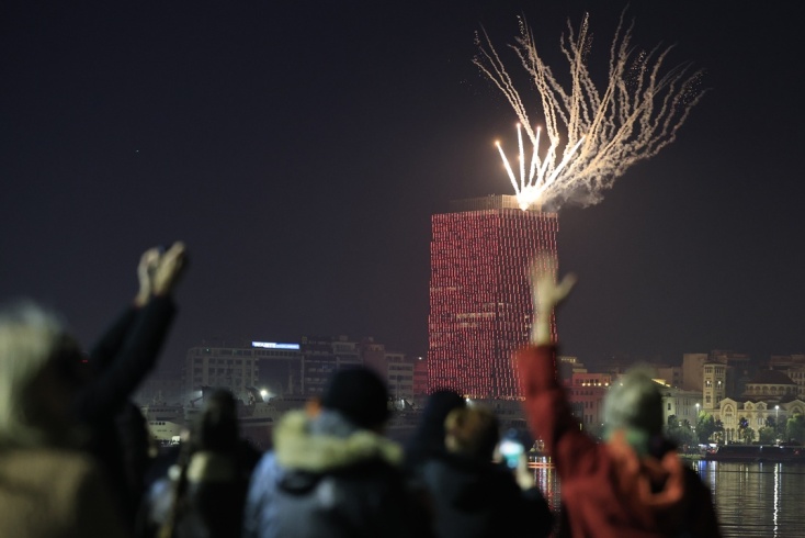 Πυροτεχνήματα πάνω από τον Πύργο του Πειραιά