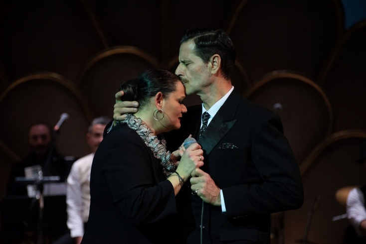 Η παράσταση στο ΚΘΒΕ που μας ταξιδεύει στην ψυχή του Μανώλη Χιώτη