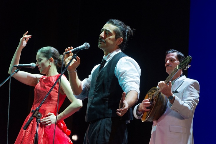 Manolis- μια καρδιά σε τέσσερις χορδές: Η παράσταση στο ΚΘΒΕ που μας ταξιδεύει στην ψυχή του Μανώλη Χιώτη