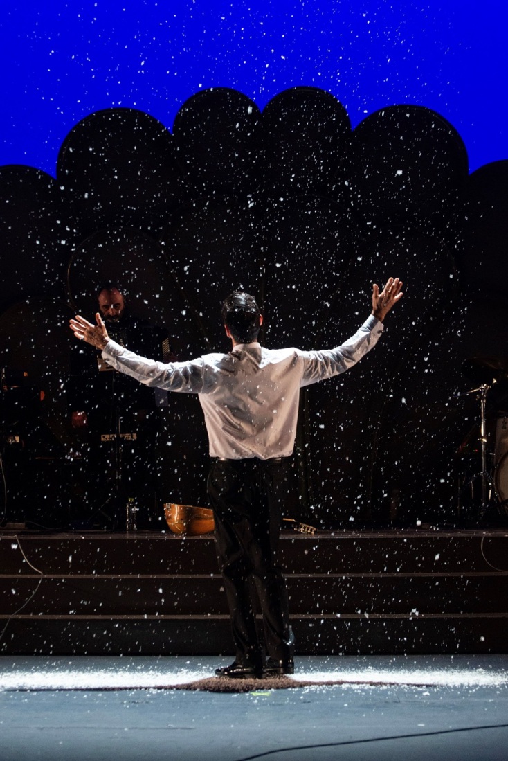 Η παράσταση στο ΚΘΒΕ που μας ταξιδεύει στην ψυχή του Μανώλη Χιώτη