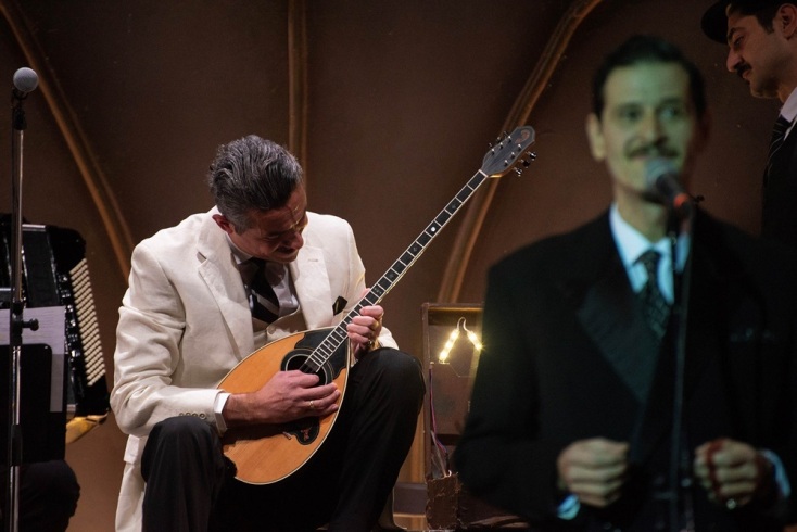 Είδαμε την πρώτη παράσταση για τον Μανώλη Χιώτη