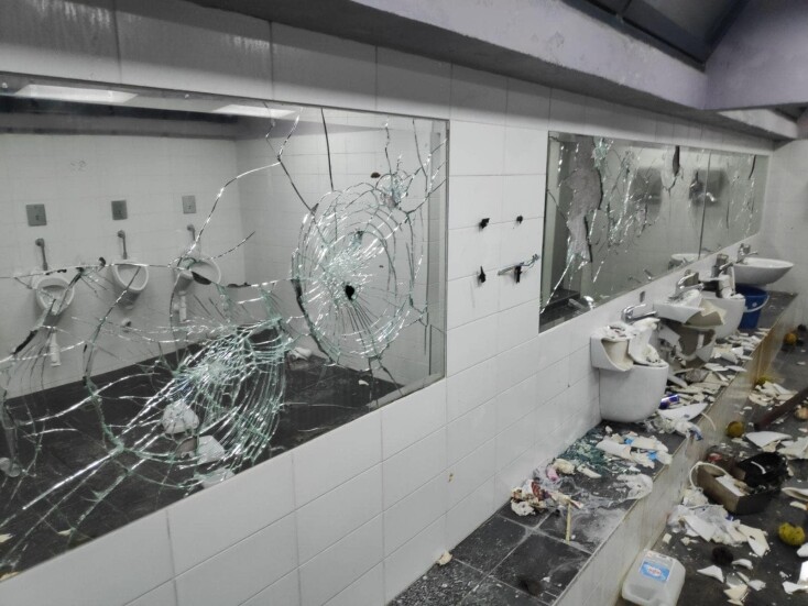 Λαμπόγυαλο οι δημόσιες τουαλέτες της παραλίας