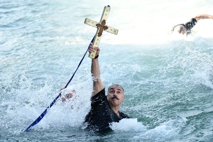 Ο άνδρας που έπιασε τον Σταυρό στον Πειραιά