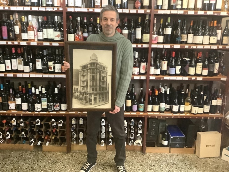 Ο Γιάννης Γραμματικός με τη φωτογραφία του κτιρίου τη δεκαετία του 1930.