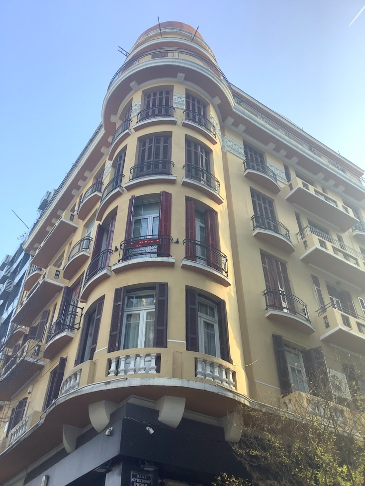 Η πολυκατοικία Γραμματικού