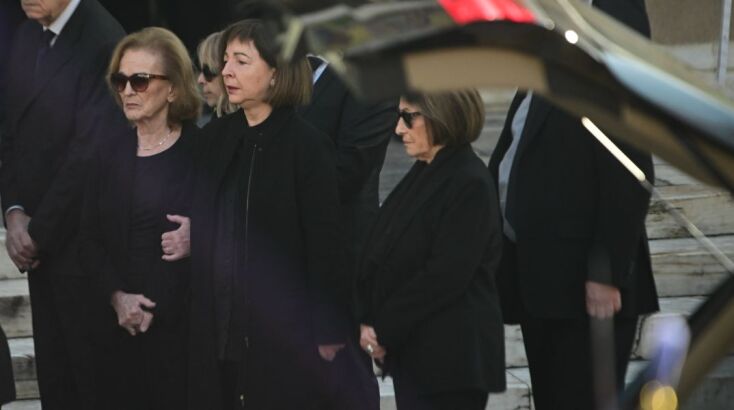 Η Δάφνη Σημίτη κατά την άφιξη της στη Μητρόπολη Αθηνών