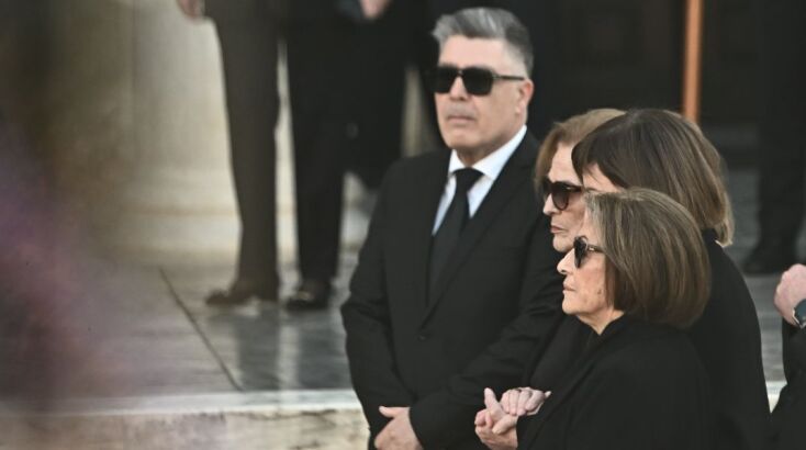 Η Δάφνη Σημίτη κατά την άφιξη της στη Μητρόπολη Αθηνών