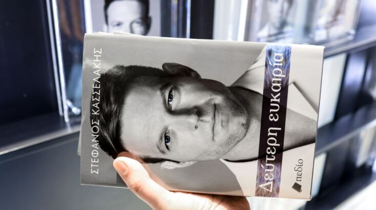 Ο Στέφανος Κασσελάκης προμοτάρει το βιβλίο του 