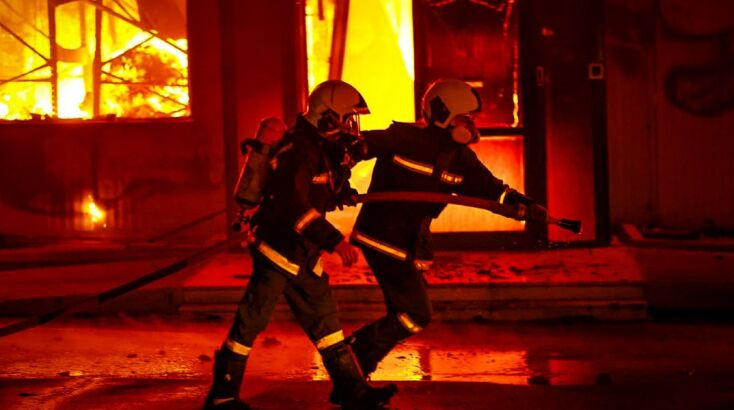 Πύρινος εφιάλτης στο εργοστάσιο «Καραμολέγκος» στο Κορωπί 