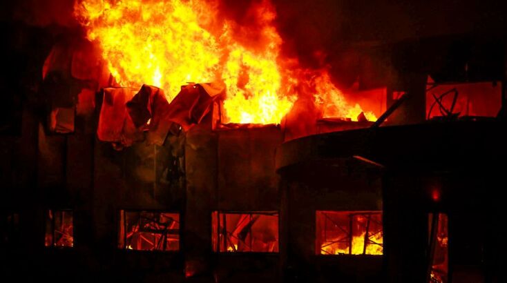 Πύρινος εφιάλτης στο εργοστάσιο «Καραμολέγκος» στο Κορωπί 