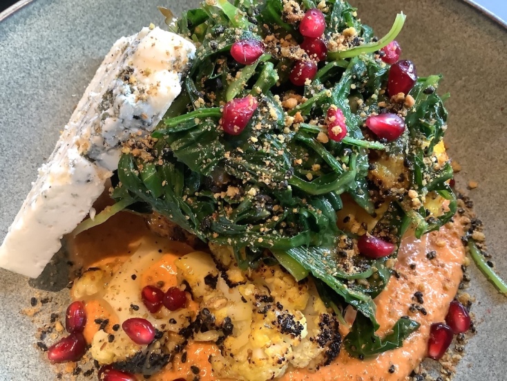 Κουνουπίδι με μουχάρα, ρόδι και μπλε τυρί