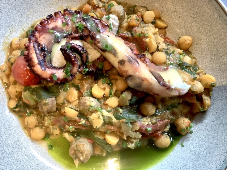 Ρεβιθάδα με χταπόδι, λουκάνικο και καπνιστό ταραμά