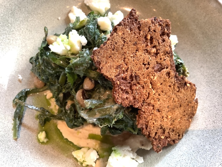 Χόρτα εποχής με κρέμα φασόλι, βολάκι Άνδρου, ταχίνι και tuille ψωμιού