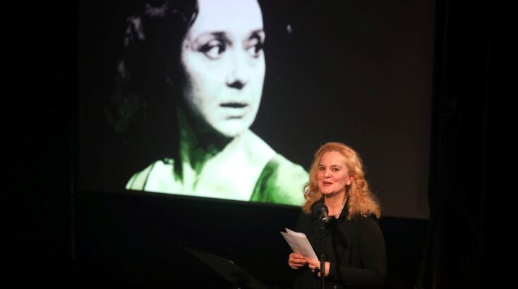 Το βραβείο θα δίνεται ανά διετία σε γυναίκες δημιουργούς με σημαντική προσφορά στο θέατρο