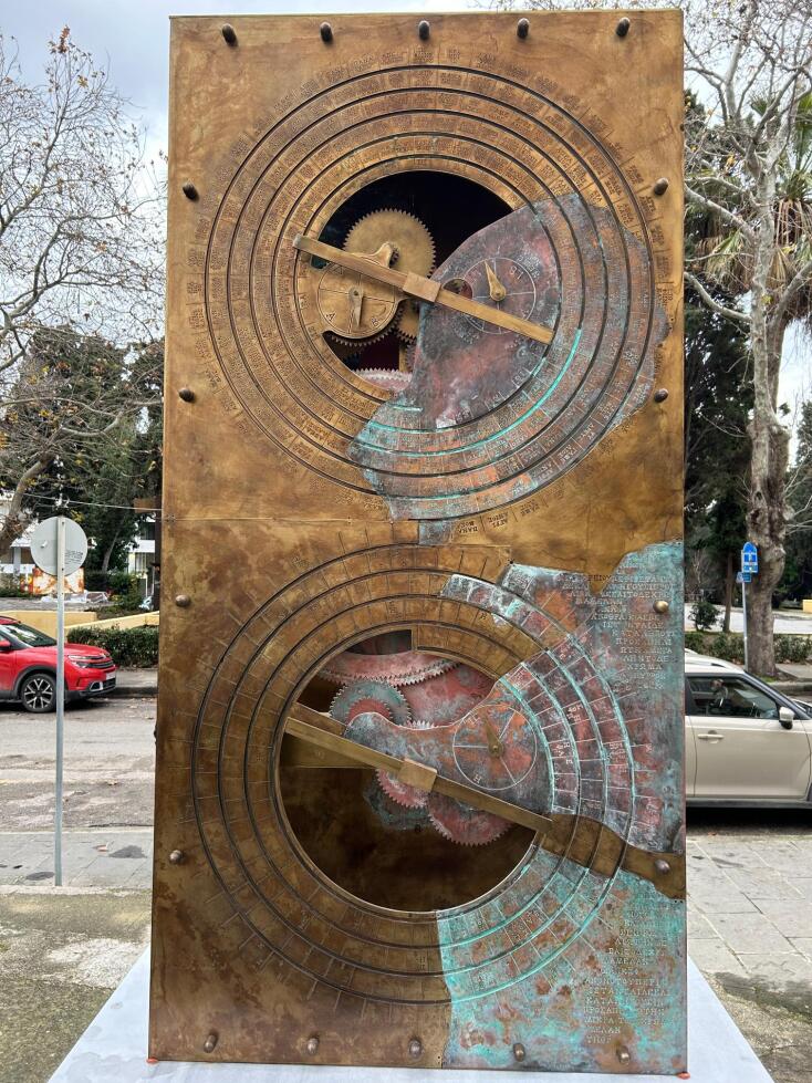 O Μηχανισμός των Αντικυθήρων αποτελεί τον αρχαιότερο γνωστό πολύπλοκο, πλανητικής λειτουργίας, μηχανισμό και αποκαλείται ως ο πρώτος γνωστός αναλογικός υπολογιστής