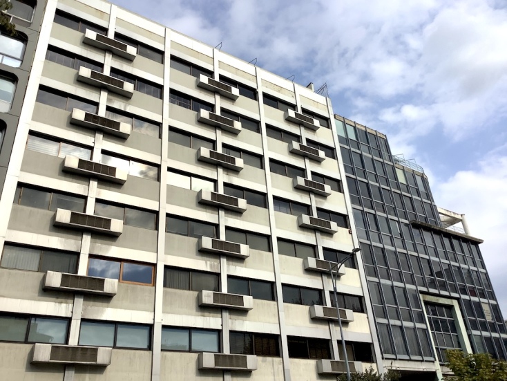 Τα ερκοντίσιον της οδού Πολυτεχνείου δουλεύουν υπερωρίες, για να ζεστάνουν δικηγορικά γραφεία