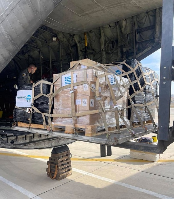 αεροσκαφος φορτωνει ανθρωπιστική βοήθεια