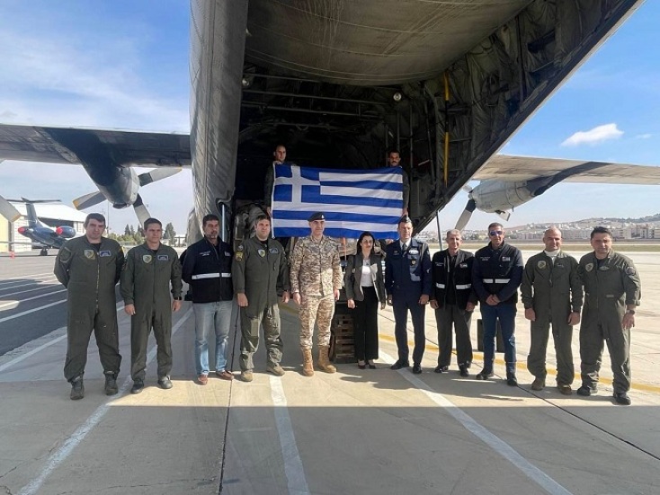 αξιωματικοι αεροποριας μπροστα σε αεροσκαφος, σημαια