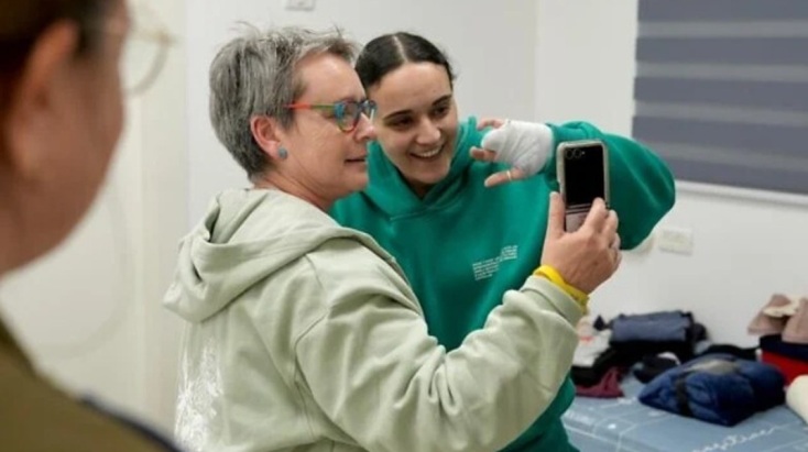 Ισραήλ: Στις οικογένειές τους μετά από 471 ημέρες - Οι πρώτες εικόνες από τις ομήρους που απελευθερώθηκαν