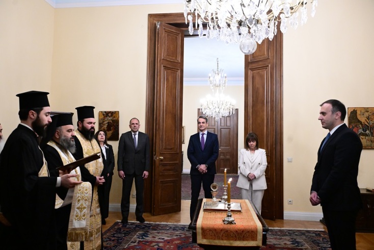 Ορκωμοσία, ενώπιον της Προέδρου της Δημοκρατίας Κατερίνας Σακελλαροπούλου, του νέου υφυπουργού Εξωτερικών Τάσου Χατζηβασιλείου,