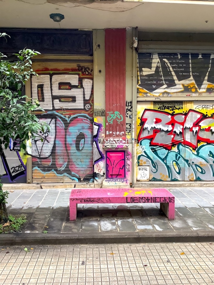 Το ροζ παγκάκι στην οδό Εδέσσης