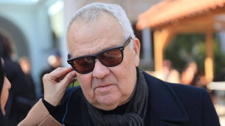 Ο βιογράφος της Καίτης Γκρέυ Γιώργος Χρονάς στην κηδεία της 