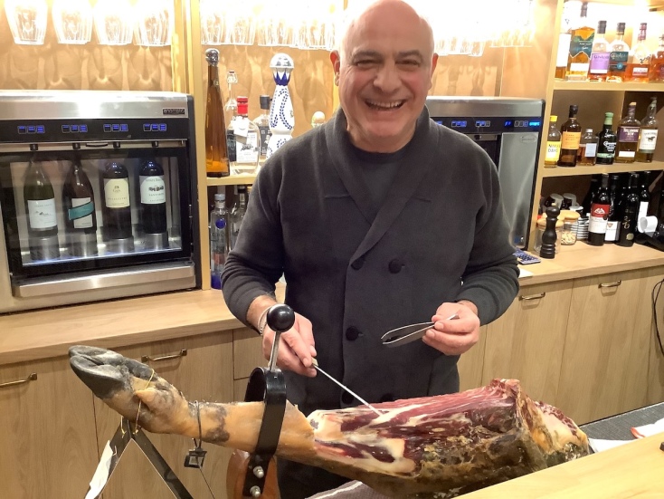 Θόδωρος Κυρικλίδης, μπον βιβέρ και διευθυντής της σάλας