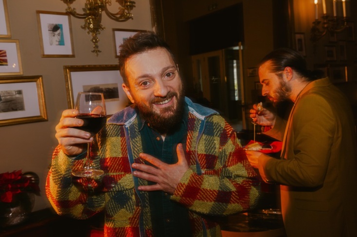 Ο Ηλίας Μουλάς πρωταγωνιστεί στο Merde! που κάνει πρεμιέρα στις 24 Ιανουαρίου στο Δημοτικό Θέατρο Πειραιά