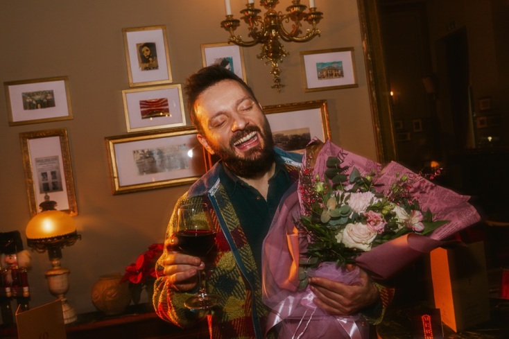 Ο Ηλίας Μουλάς πρωταγωνιστεί στο Merde! που κάνει πρεμιέρα στις 24 Ιανουαρίου στο Δημοτικό Θέατρο Πειραιά