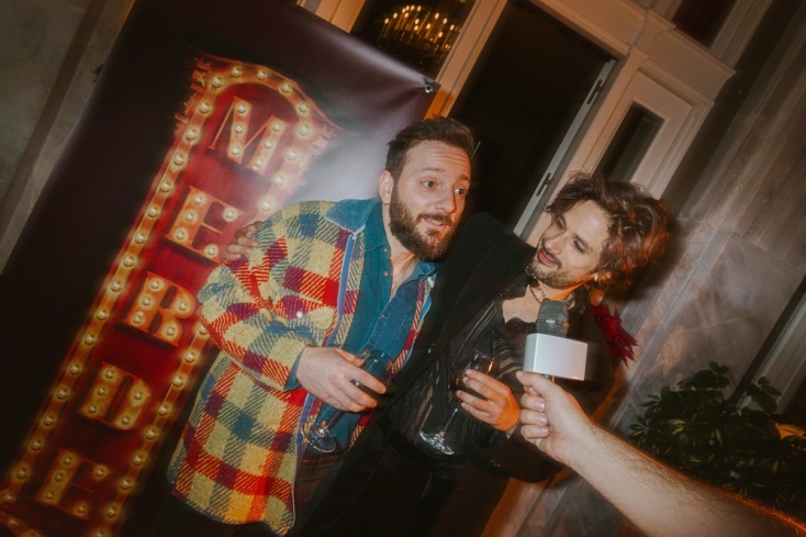 Ο Ηλίας Μουλάς πρωταγωνιστεί στο Merde! που κάνει πρεμιέρα στις 24 Ιανουαρίου στο Δημοτικό Θέατρο Πειραιά